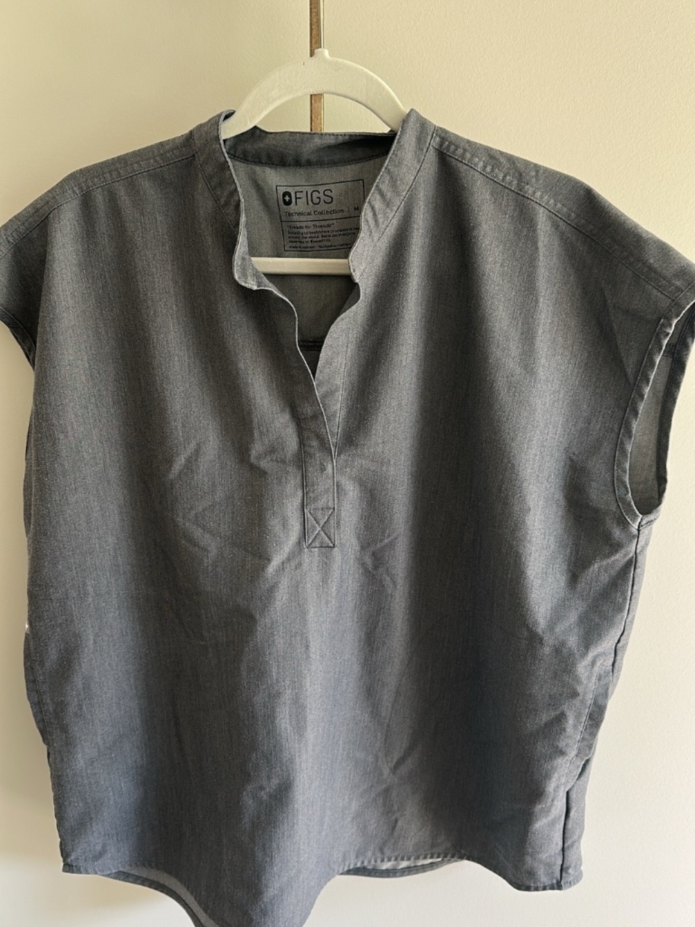 FIGS women’s scrub set (gray) - Picture 9 of 9